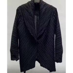 NEW MADONNA & CO. women's sculptured pleated blazer in black